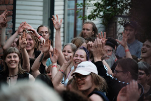 Festariyleisöä, Annikin Runofestivaali 2022. Kuva: Ville Kurki